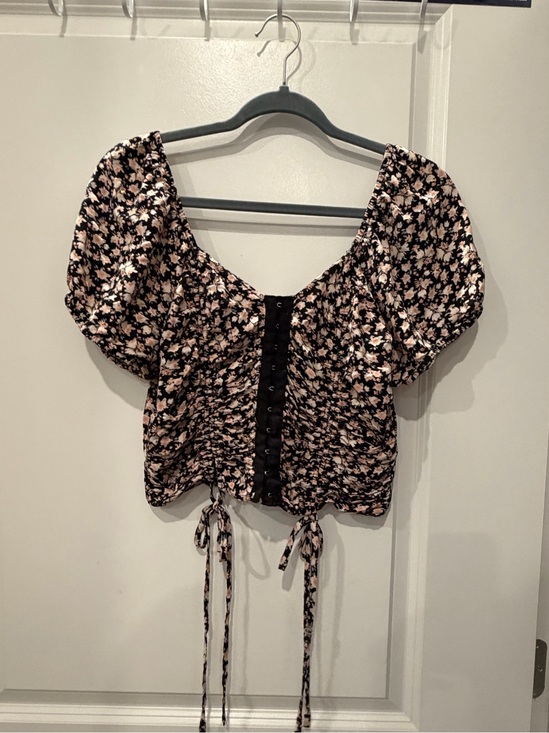 meraki Tops - meraki Black and Blush Floral Puff Sleeve Crop Top